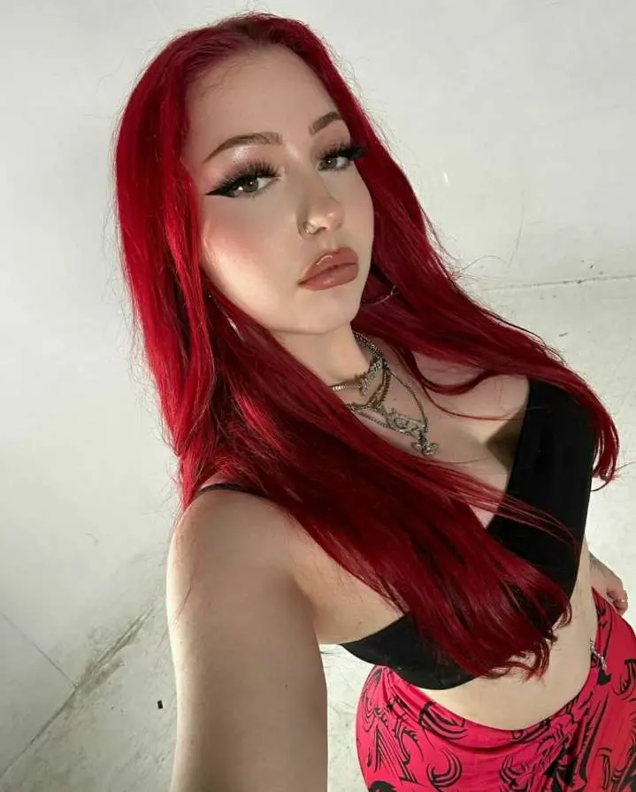 jame86352 (18) female from AU - sexting partner