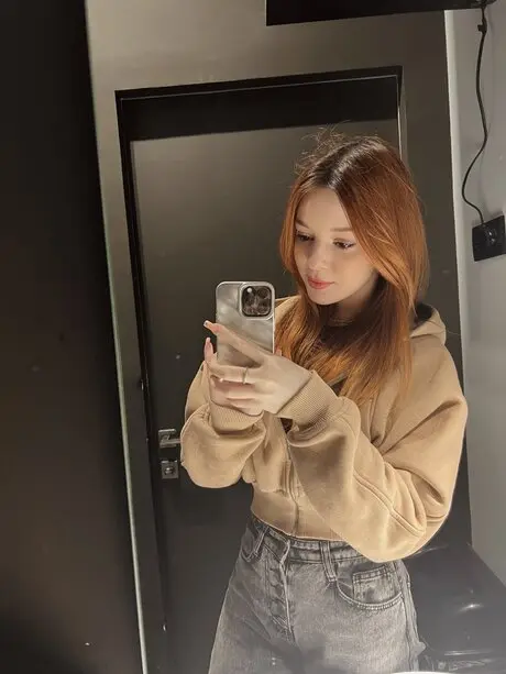 jatij79213 (22) female from GB - sexting partner