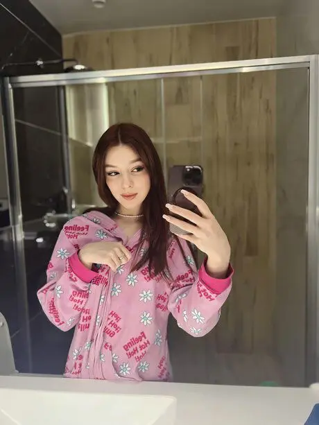 jegebak769 (23) female from CA - sexting partner