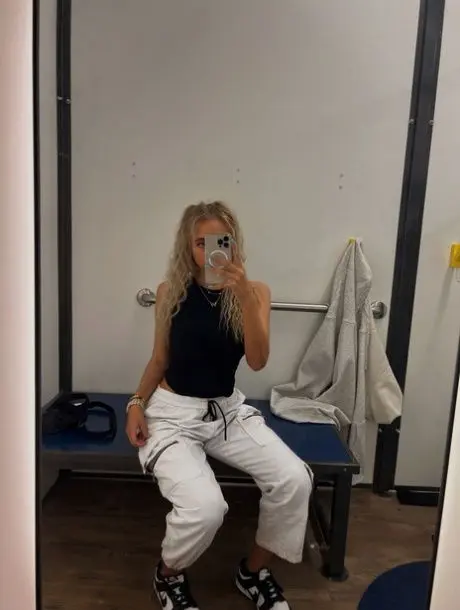 jesegac868 (18) female from GB - sexting partner