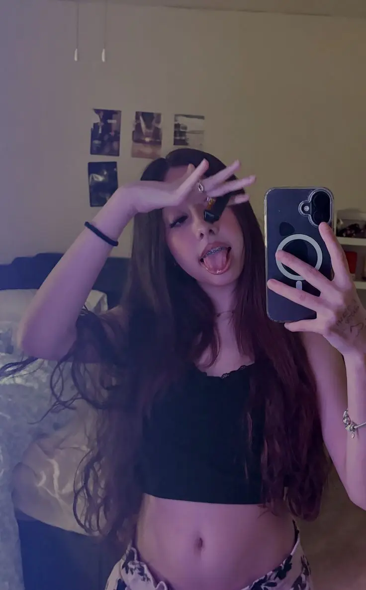 jeyed56381 (18) female from US - sexting partner