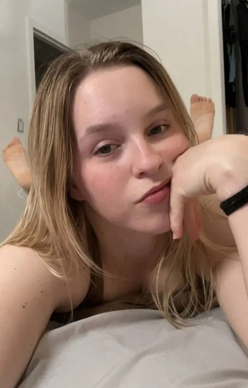 jiheguta (22) female from GB - sexting partner