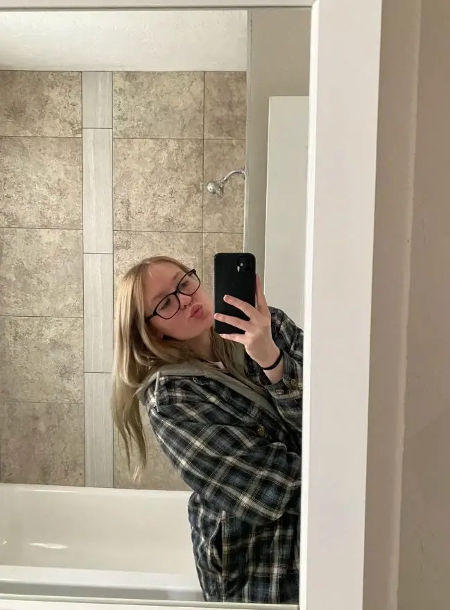 jixixtgh (18) female from US - sexting partner