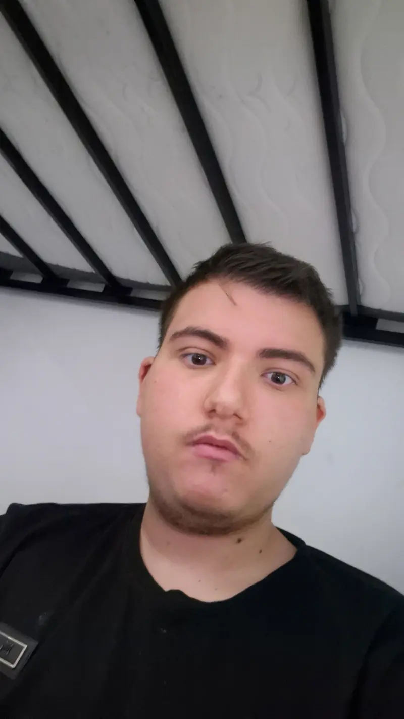 johncarlos24224 (18) male from US - sexting partner