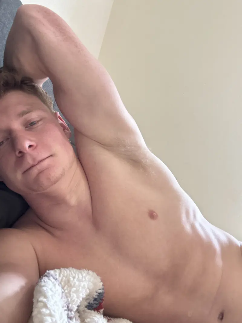 johnsmith23260000 (18) male from US - sexting partner