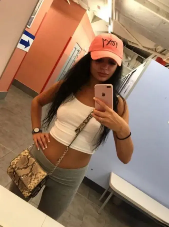 jokegity (21) female from US - sexting partner