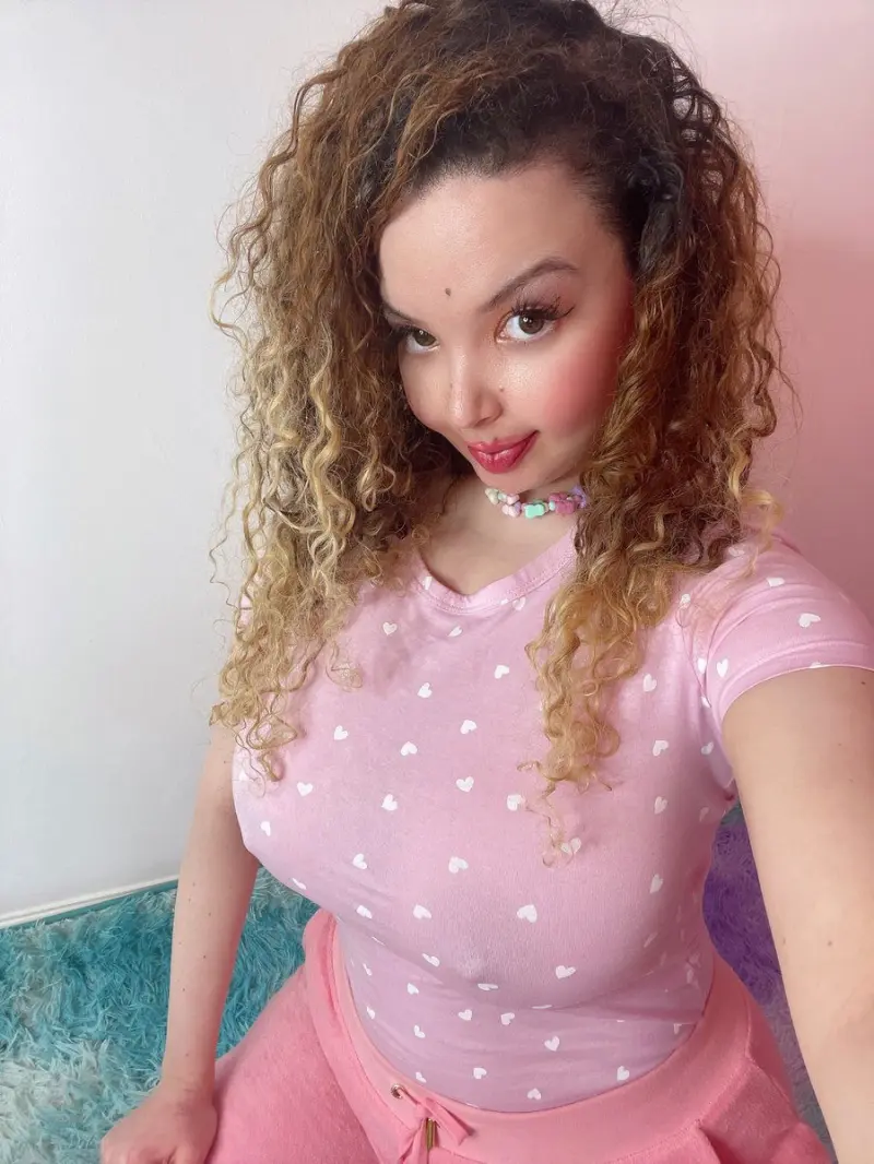 jordannichols572 (25) female from US - sexting partner