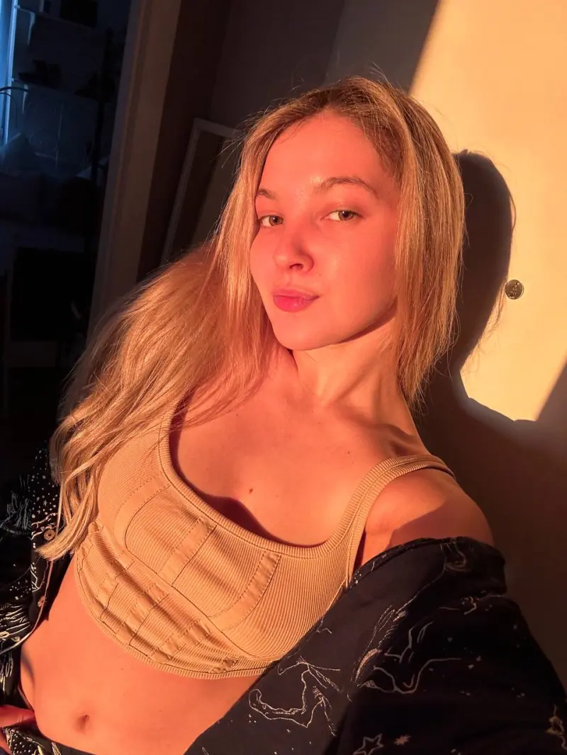 kakexi9633 (18) female from FR - sexting partner