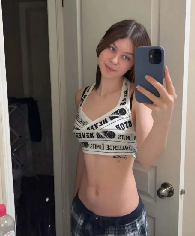 kecatug (18) female from US - sexting partner