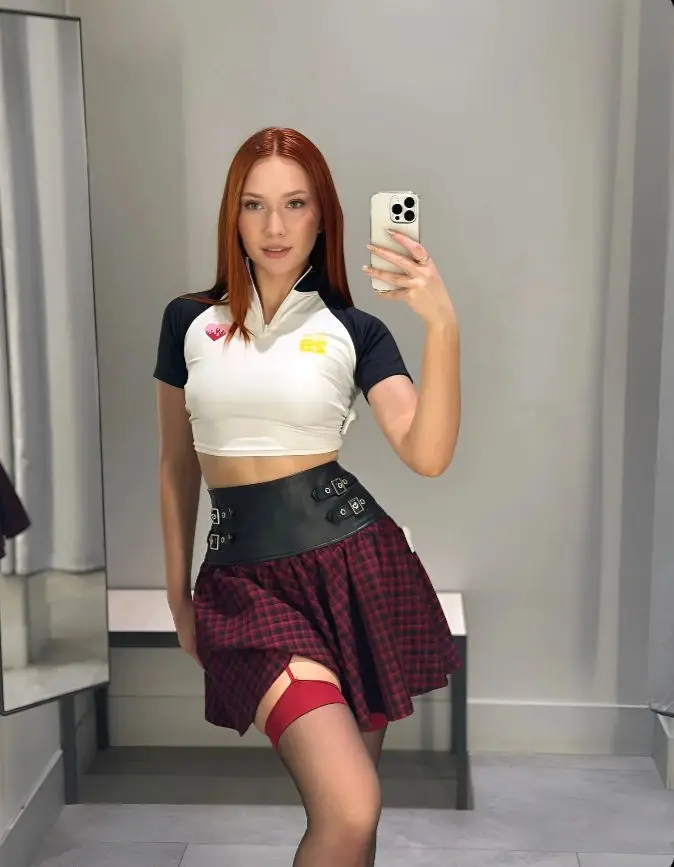 keveyak (22) female from GB - sexting partner