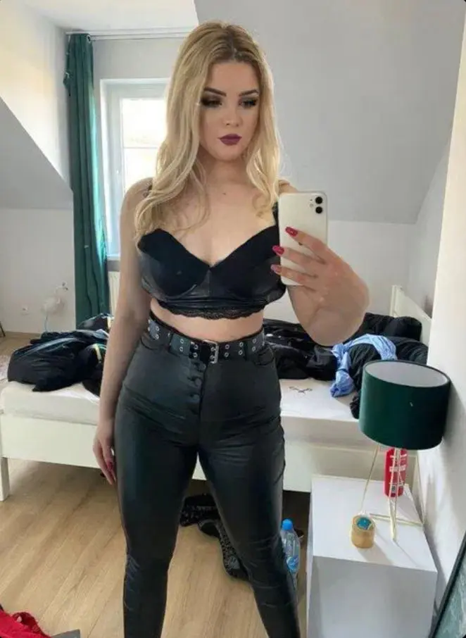 kjbdphx (18) female from US - sexting partner