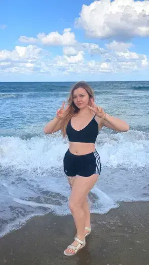 kogomac722 (21) female from FR - sexting partner