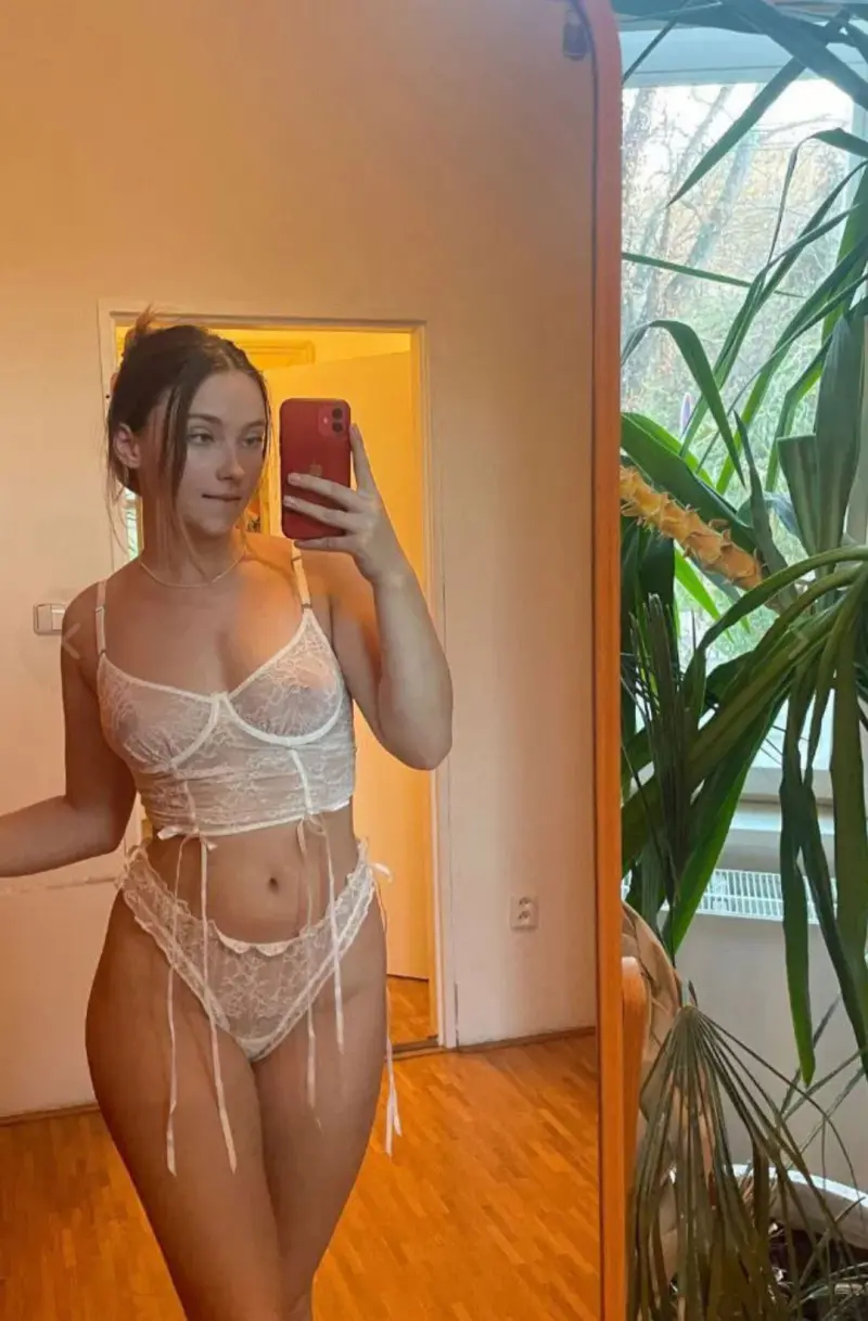 lanfcnmq (22) female from US - sexting partner