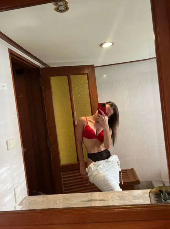 laxefoda (18) female from US - sexting partner