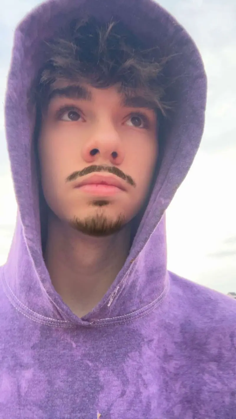 leahighterry27 (18) male from US - sexting partner