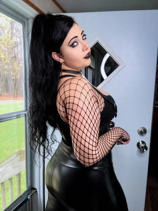 lepovon334 (18) female from AE - sexting partner