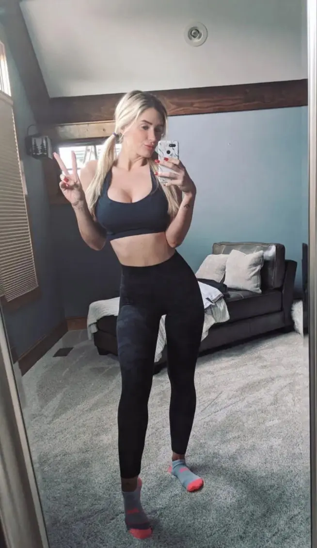 lerkikip (18) female from US - sexting partner