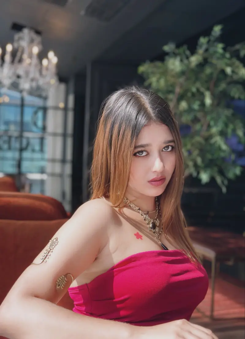 levafik982 (25) female from GB - sexting partner