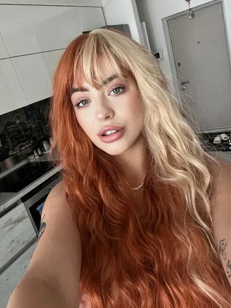 lexirof985 (18) female from UZ - sexting partner