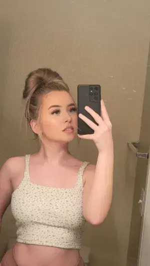 ligis88693 (26) female from GB - sexting partner