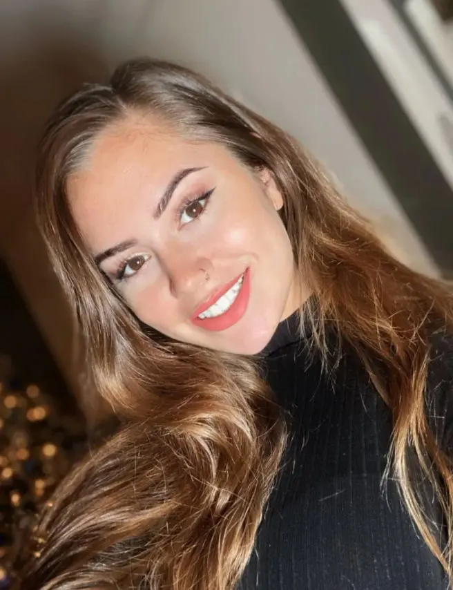 limak (18) female from GB - sexting partner