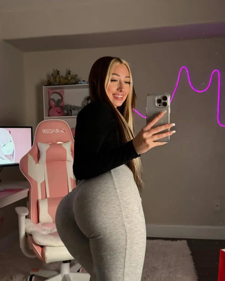 lindaaa (18) female from US - sexting partner