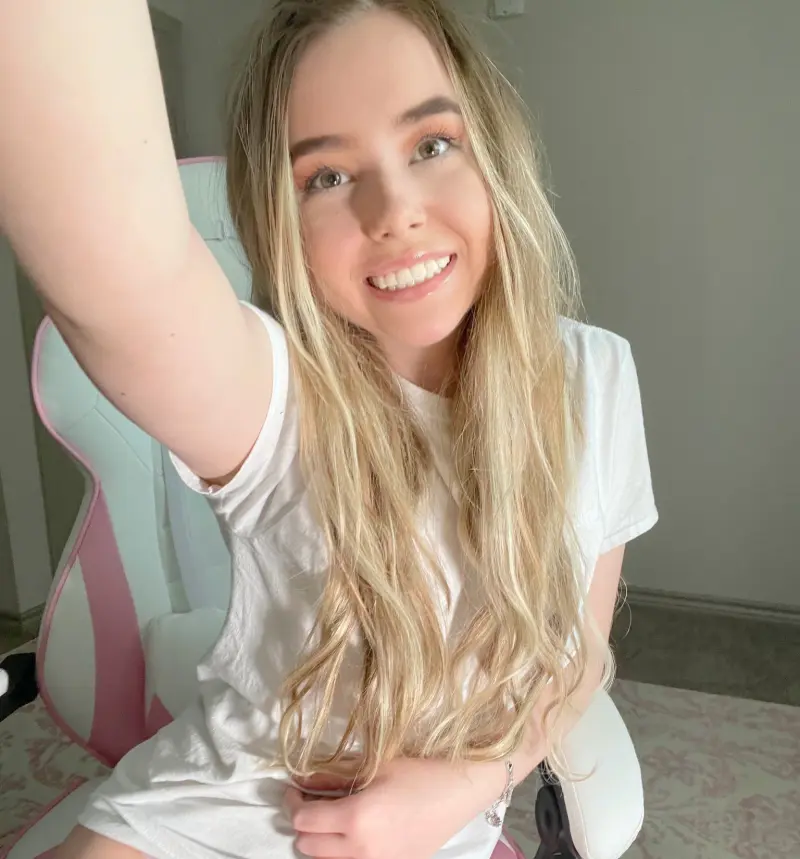 lisax77854 (18) female from US - sexting partner