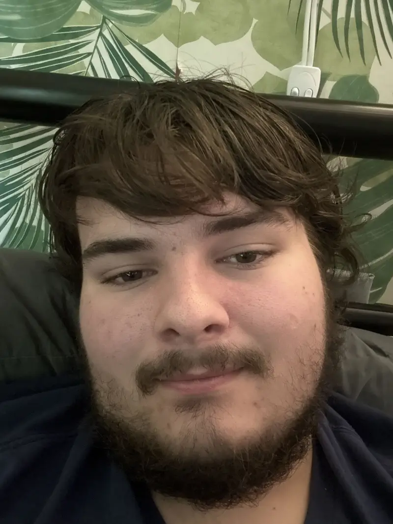 logan_green1 (18) male from GB - sexting partner