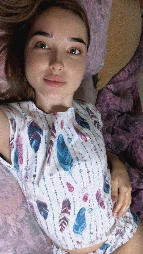 logic37585 (18) female from US - sexting partner