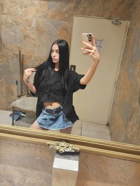 lohapof128 (22) female from GB - sexting partner