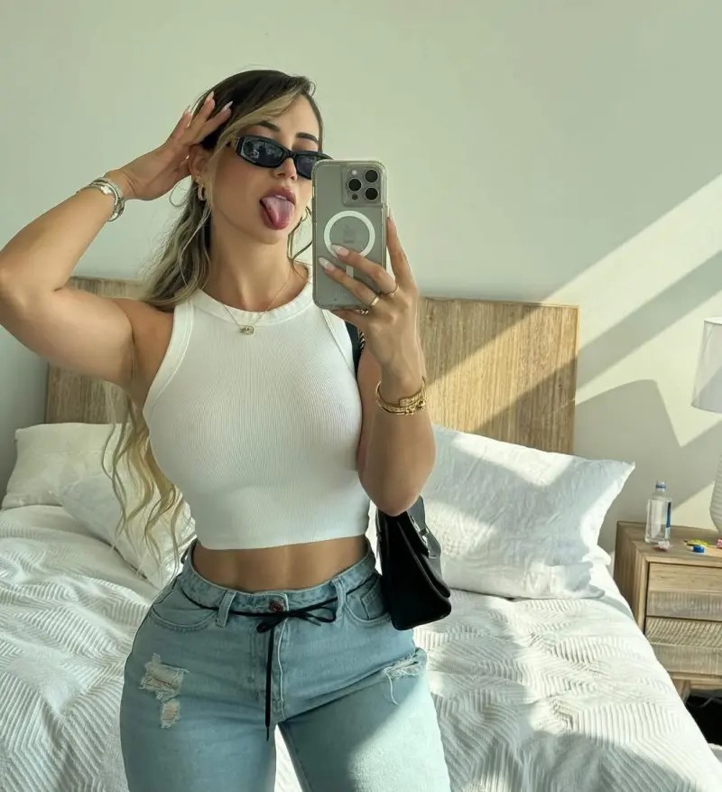 loripamela012 (18) female from US - sexting partner