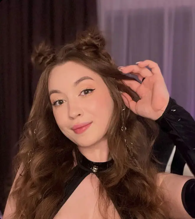 losidjk (18) female from US - sexting partner