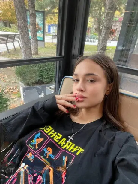 lowexe2107 (18) female from US - sexting partner