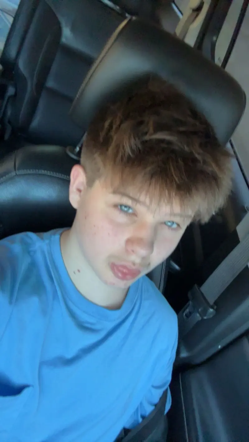 lurtishucks (19) male from US - sexting partner