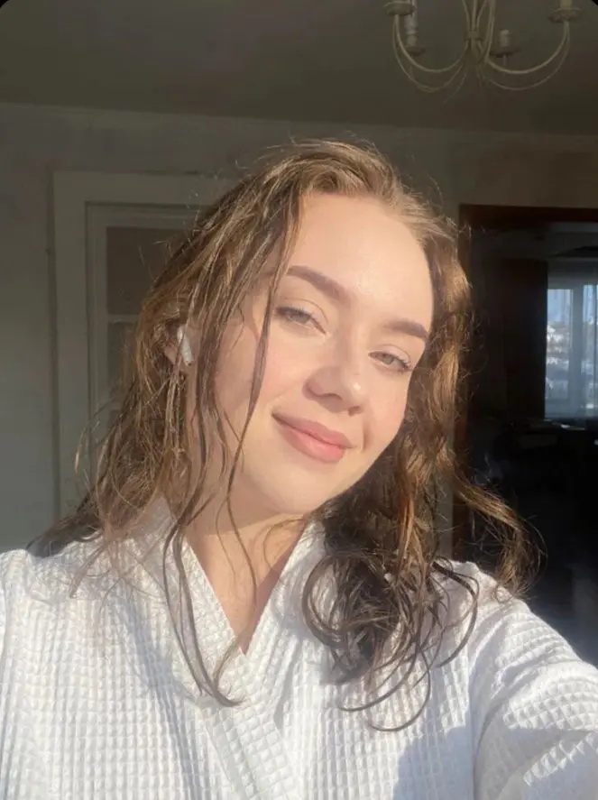 luvowufe (18) female from GB - sexting partner