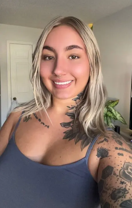 lysezo (26) female from GB - sexting partner