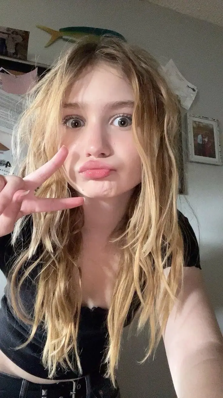 maria64hk (22) female from US - sexting partner