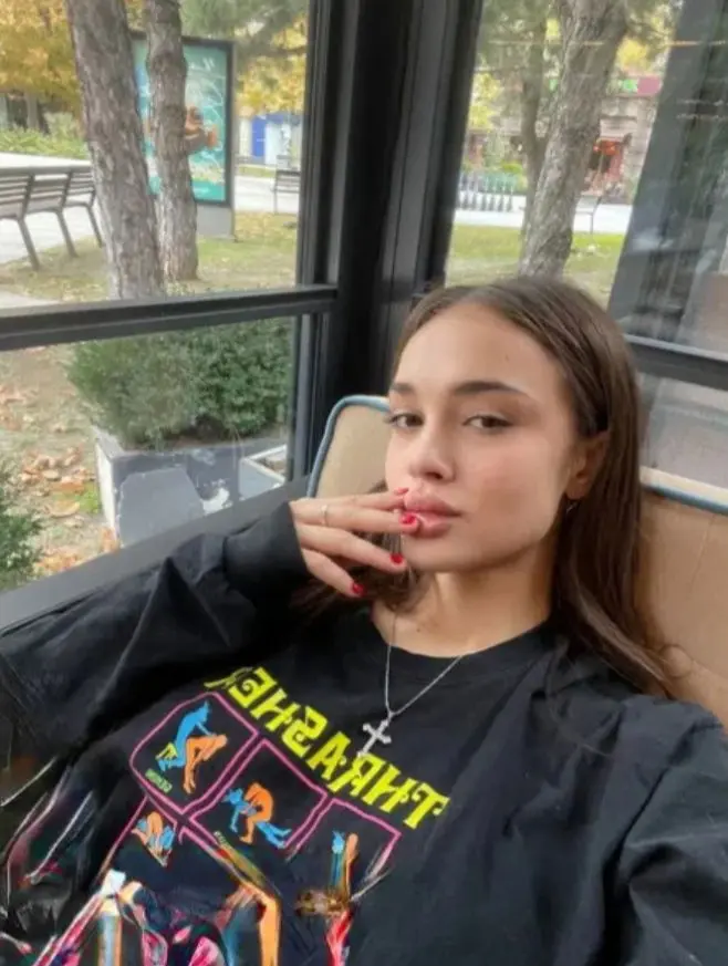 medina (18) female from US - sexting partner