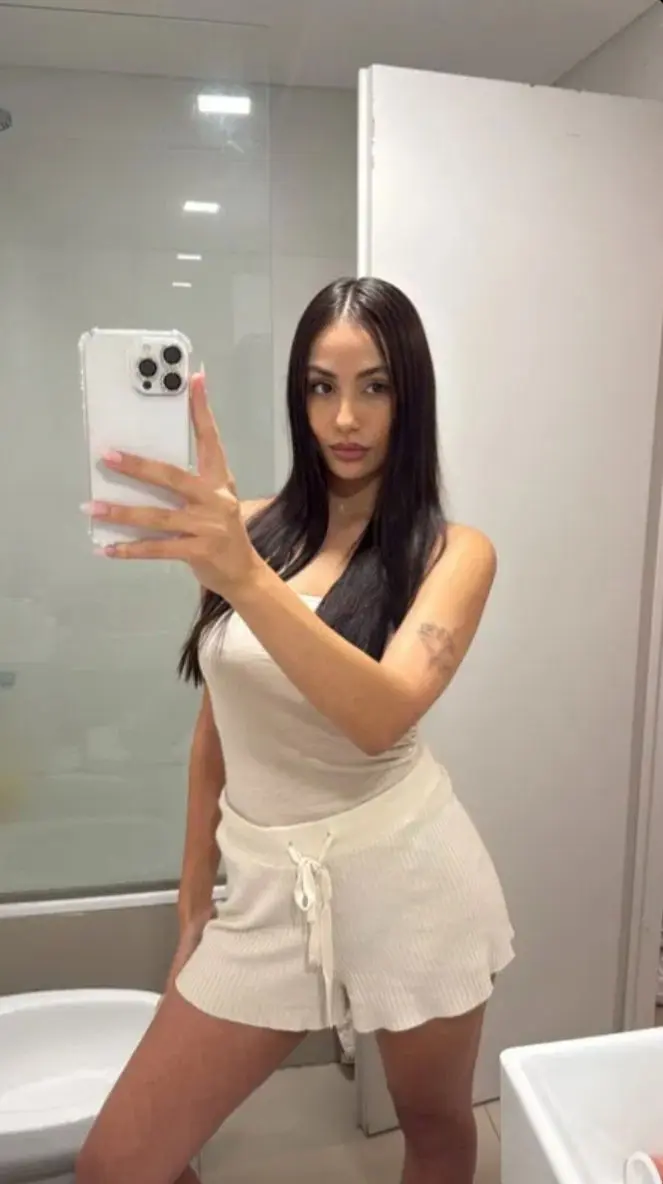 mefoxit (18) female from US - sexting partner