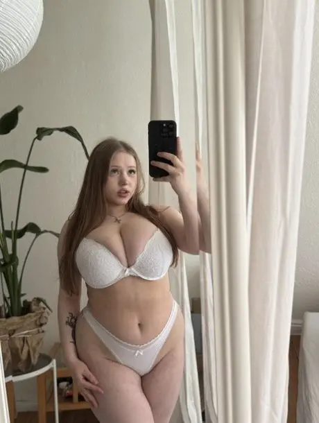 mikoni1444 (18) female from AE - sexting partner