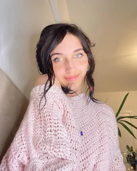 mixuzenu (18) female from GB - sexting partner