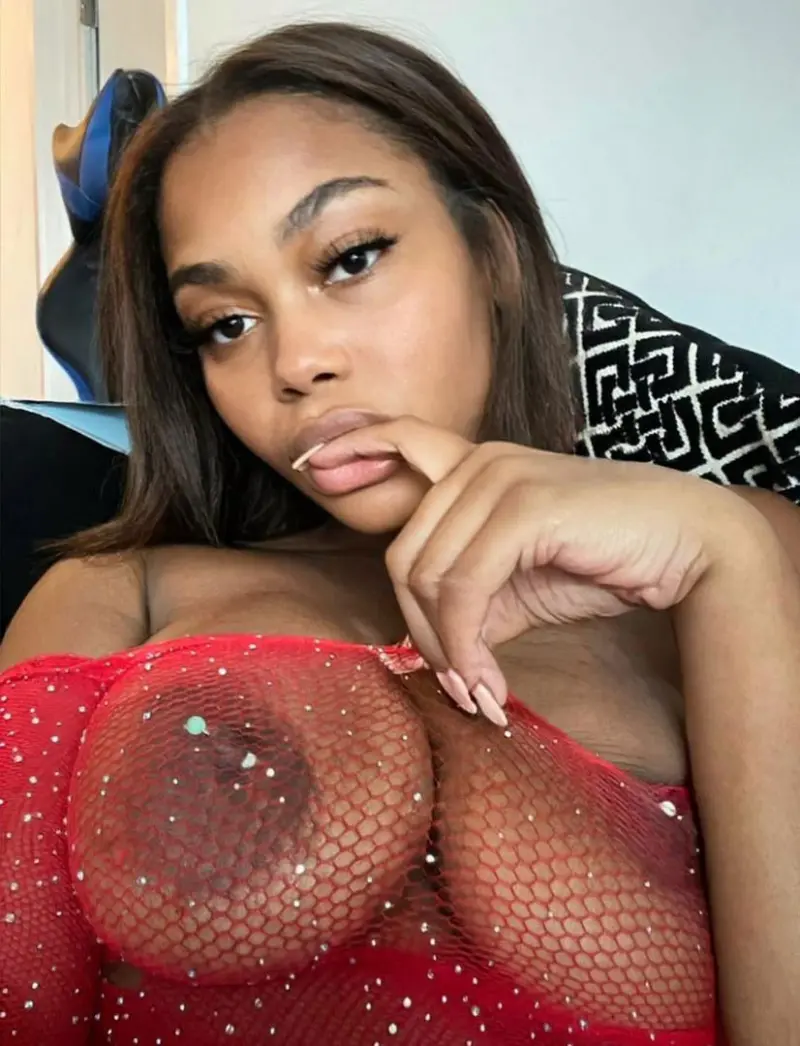 mn3431343 (30) female from US - sexting partner