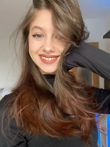 mobaci6734 (18) female from US - sexting partner