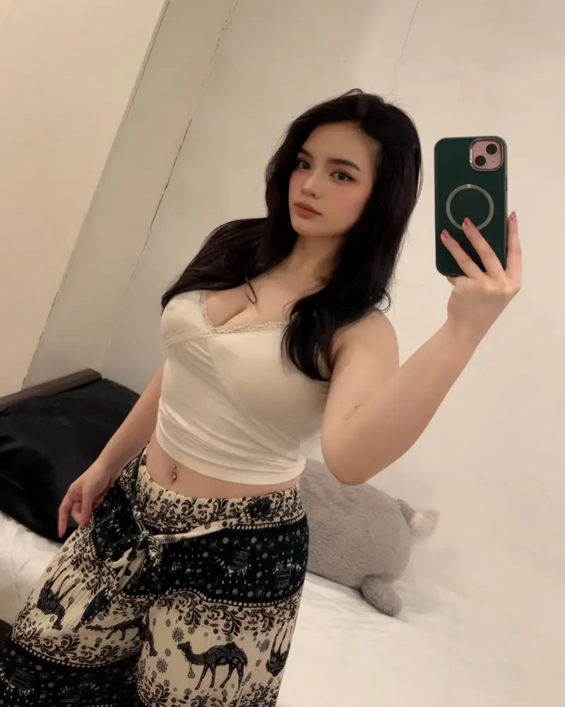 mobici3251 (18) female from GB - sexting partner