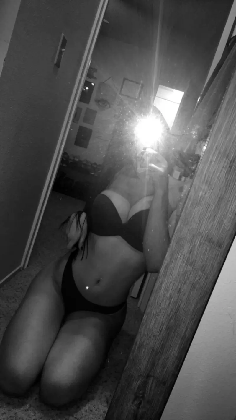 monicalleee (18) female from US - sexting partner