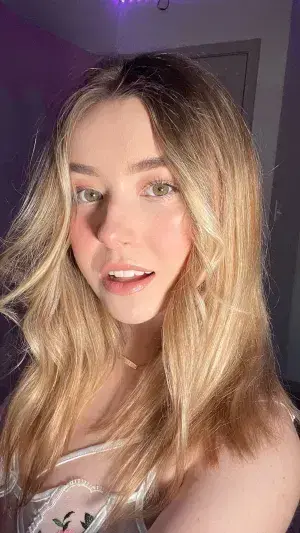 movav39959 (19) female from US - sexting partner