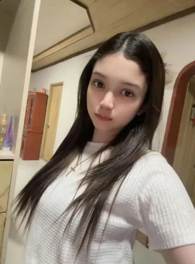 naxuzety (18) female from US - sexting partner