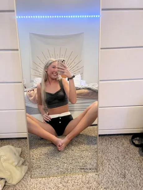 nebig64151 (18) female from GB - sexting partner