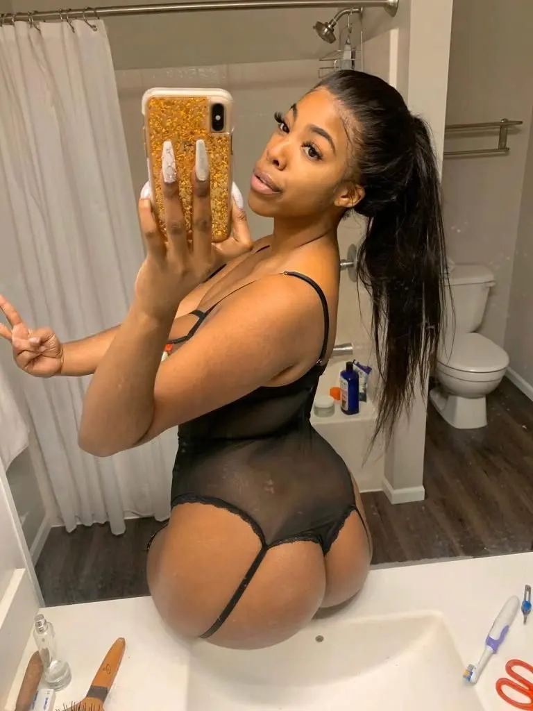 nejaxi6084 (18) female from US - sexting partner