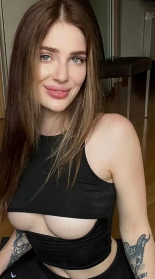 nelofov330 (18) female from US - sexting partner